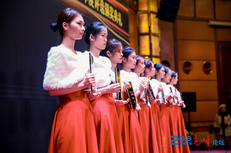 <b>深圳一禾科技一舉奪得三項(xiàng)視聽(tīng)行業(yè)重量級(jí)獎(jiǎng)項(xiàng)</b>