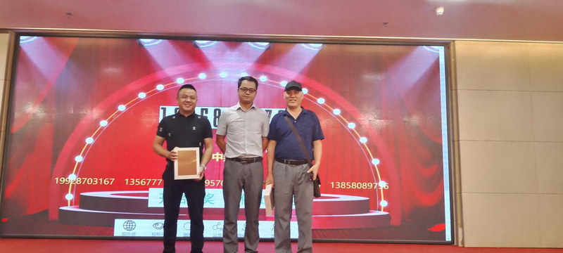 深圳市柔宇科技有限公司提供柔記兩個，自拍桿十個